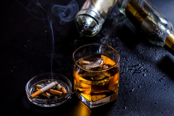 cigarro e bebida – whisky