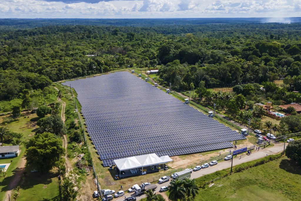 RECORDE - Usina de energia solar em Manaus: a segunda maior fonte no país