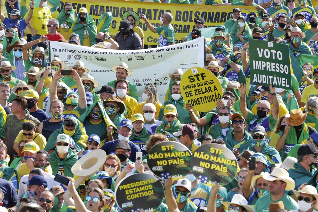 IGNORÂNCIA - Manifestação golpista em 2020: ato contou com a presença de Jair Bolsonaro