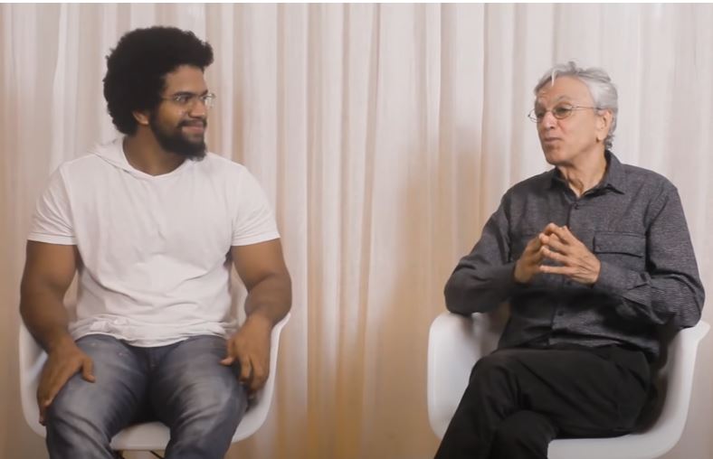 O historiador e youtuber Jones Manoel, com Caetano Veloso, em entrevista no canal Mídia Ninja