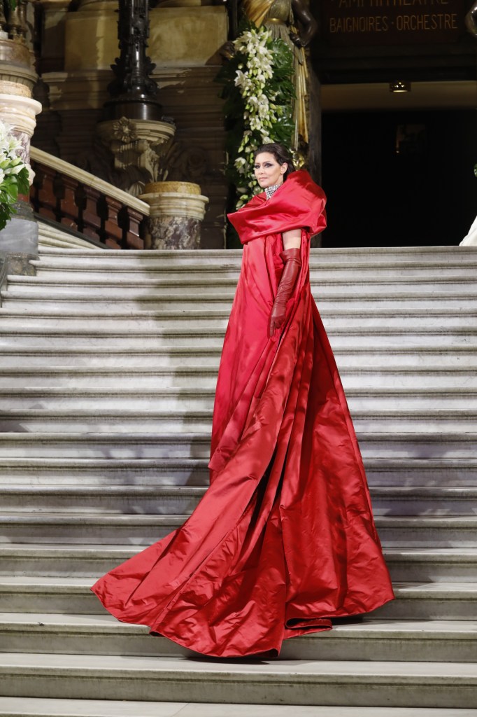 Maria Fernanda Cândido no Palais Garnier, em Paris: luxo e glamour em vermelho