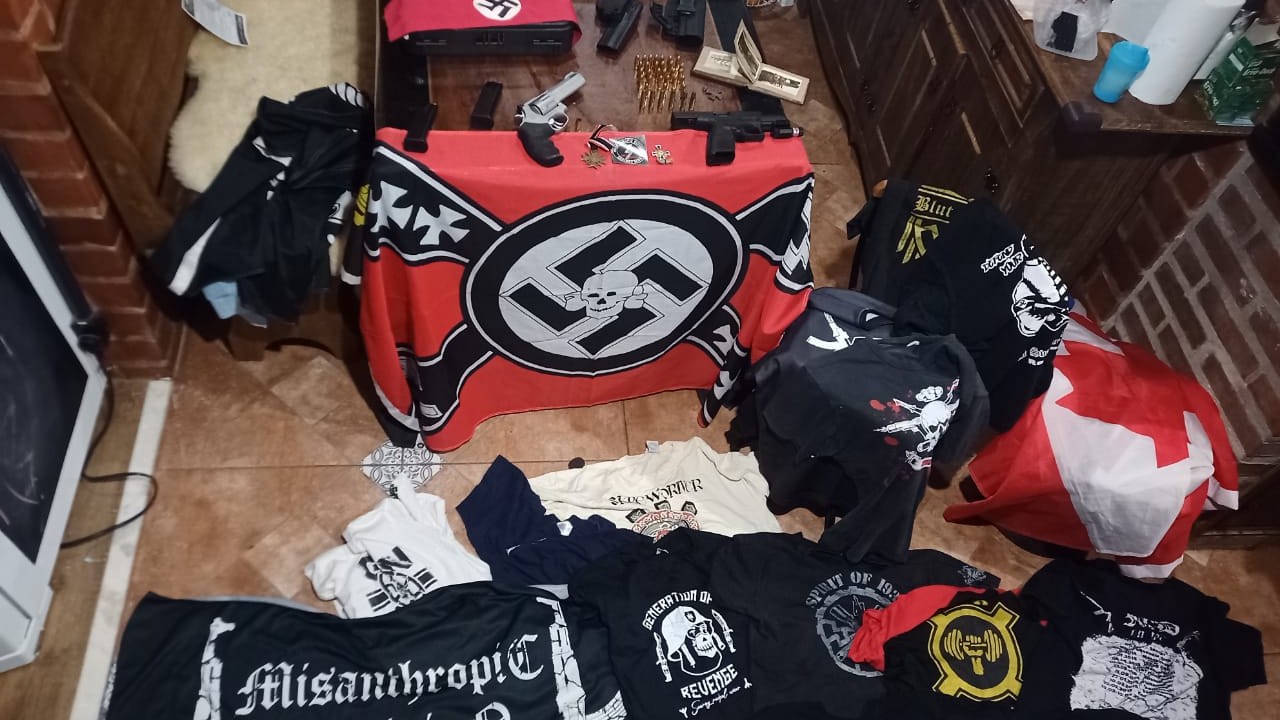 Materil neonazista apreendido em operação da polícia de Santa Catarina