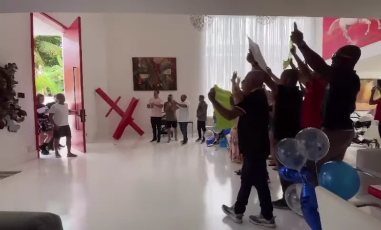 Romário sendo recepcionado por família e amigos