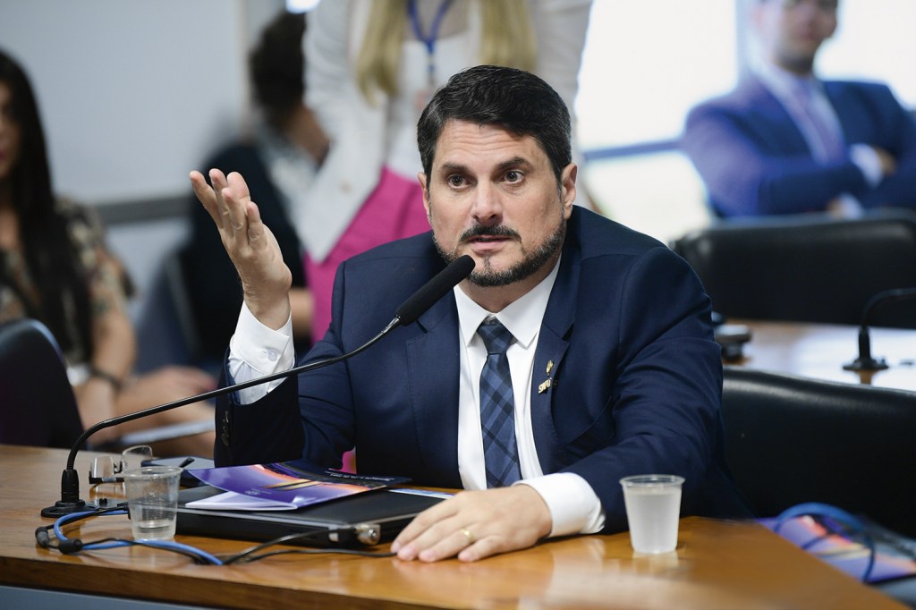 INVESTIGADO - Do Val: busca e apreensão da PF e pedido de licença no Senado