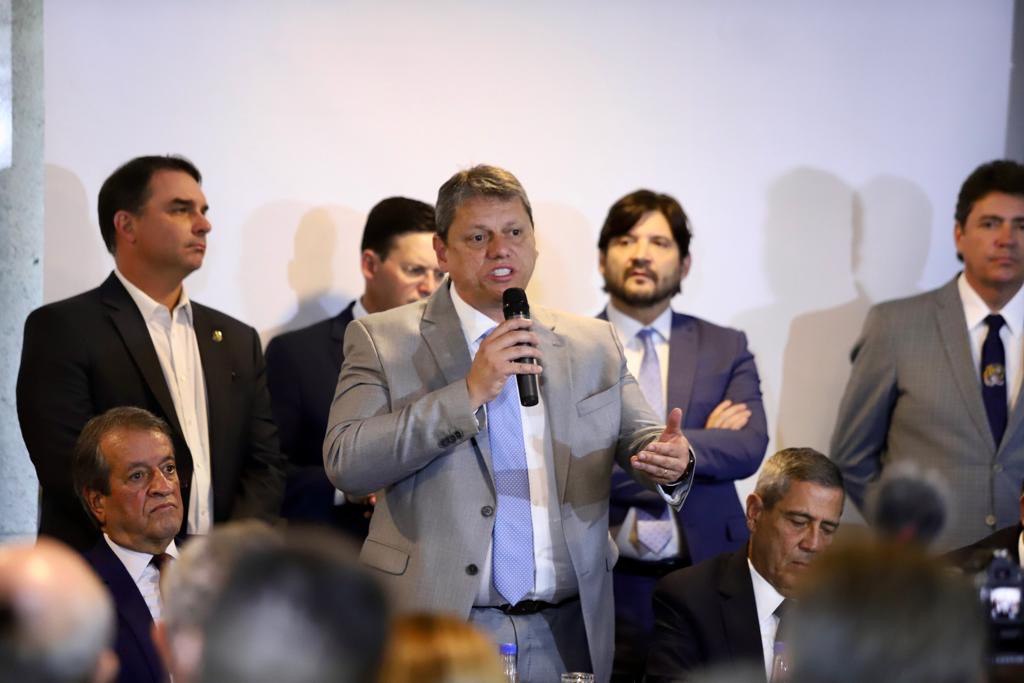 O governador de São Paulo, Tarcísio de Freitas, discursa durante reunião do PL, ao lado do presidente do partido, Valdemar Costa Neto, do general Braga Netto, do senador Flávio Bolsonaro e do ex-presidente Jair Bolsonaro, nesta quinta-feira, em Brasília
