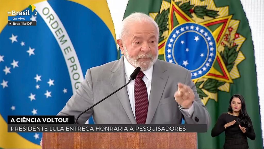 Lula discursa em ato no Palácio do Planalto com o lema "A Ciência Voltou". (Reprodução Youtube/TV Brasil)