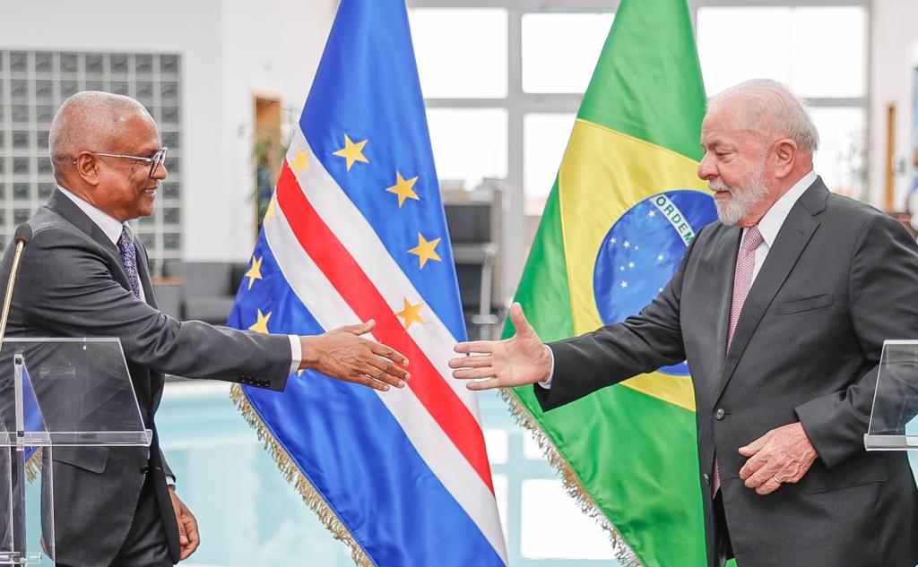 O presidente de Cabo Verde, José Maria Neves (à esquerda), e o presidente do Brasil, Luiz Inácio Lula da Silva (à direita), durante encontro. 19/07/2027