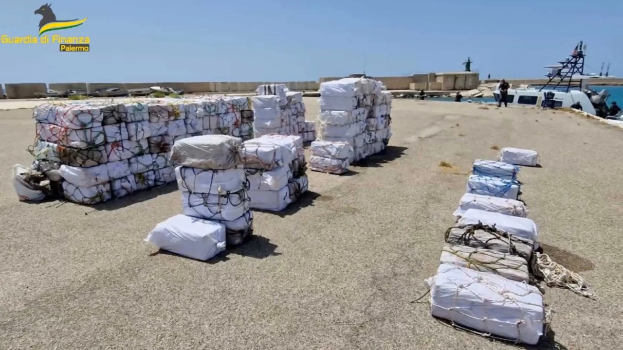 Pacotes com cocaína apreendidos durante operação policial ficam no cais do porto de Porto Empedocle, na Itália. 21/07/2023 -