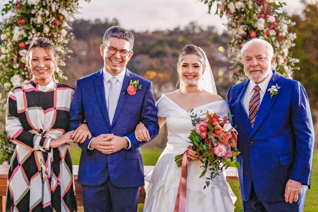 Os recém-casados Randolfe Rodrigues e Priscila Barbosa Carnaúba, com os padrinhos Lula e Janja