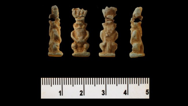 Amuletos de Bes, o divino protetor de mulheres e crianças na cultura egípcia, também foram encontrados na tumba -