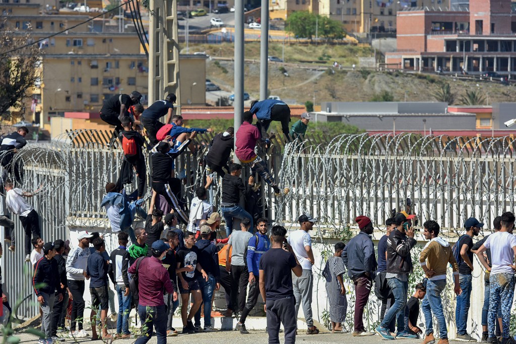 CORREDOR - Africanos pulam barreira em Ceuta: enclave espanhol no Marrocos é ponto de passagem para a Europa