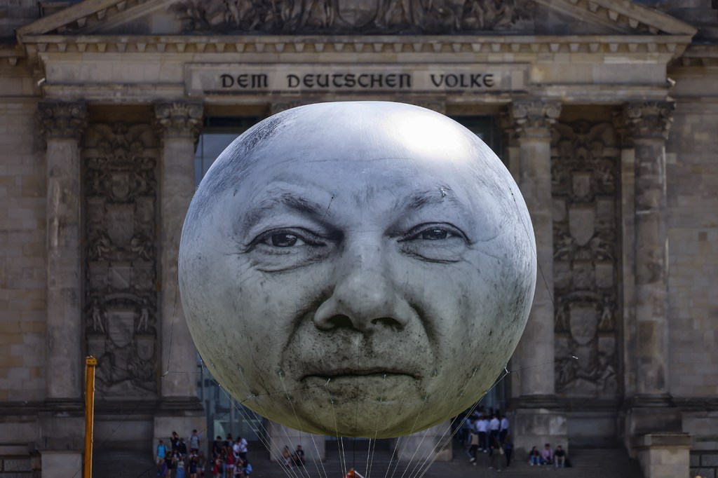 PROTESTO - Balão com a cara do chanceler alemão, Olaf Scholz: PIB da zona do euro caiu em dois trimestres consecutivos