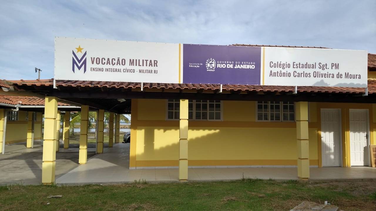 Fachada do Colégio Estadual Sargento PM Antônio Carlos Oliveira de Moura