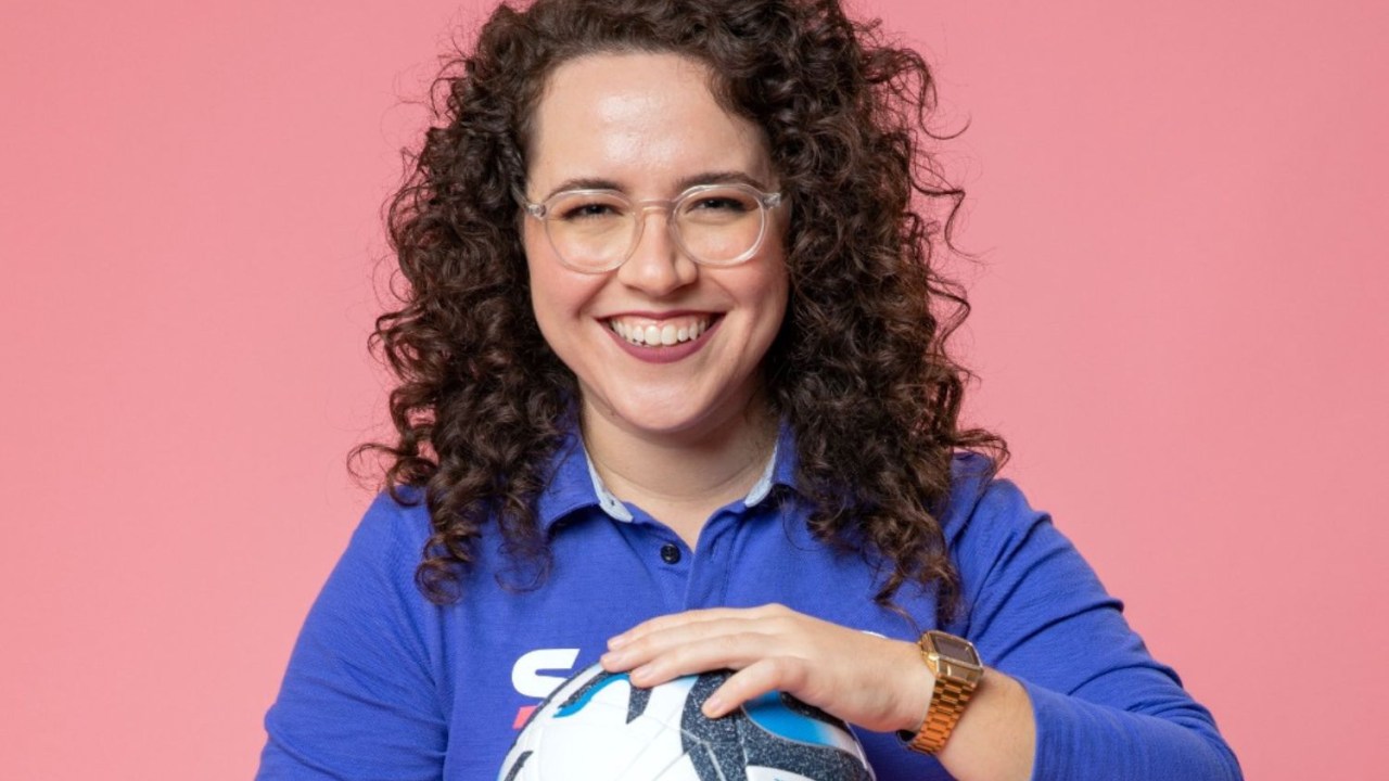 Natália Lara, narradora da Globo que fez a transmissão de Nigéria x Canadá na Copa do Mundo Feminina 2023 no SporTV