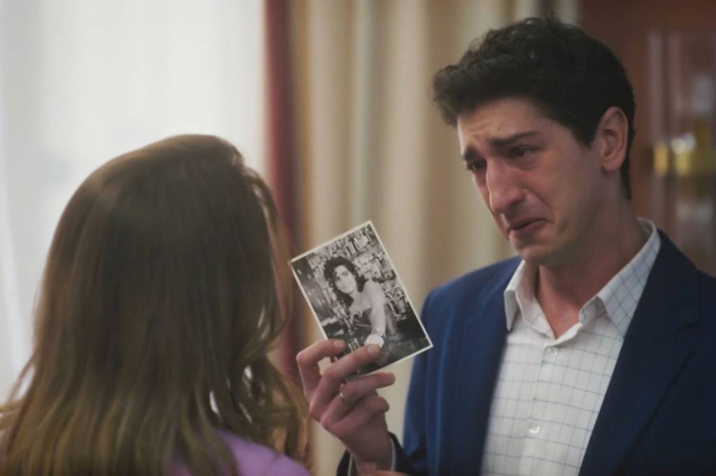 globo-terra-e-gloria-pires-mico-preto-johnny-massaro Daniel (Johnny Massaro) mostra foto de Irene (Glória Pires) em 'Terra e Paixão', novela das 9 da Globo