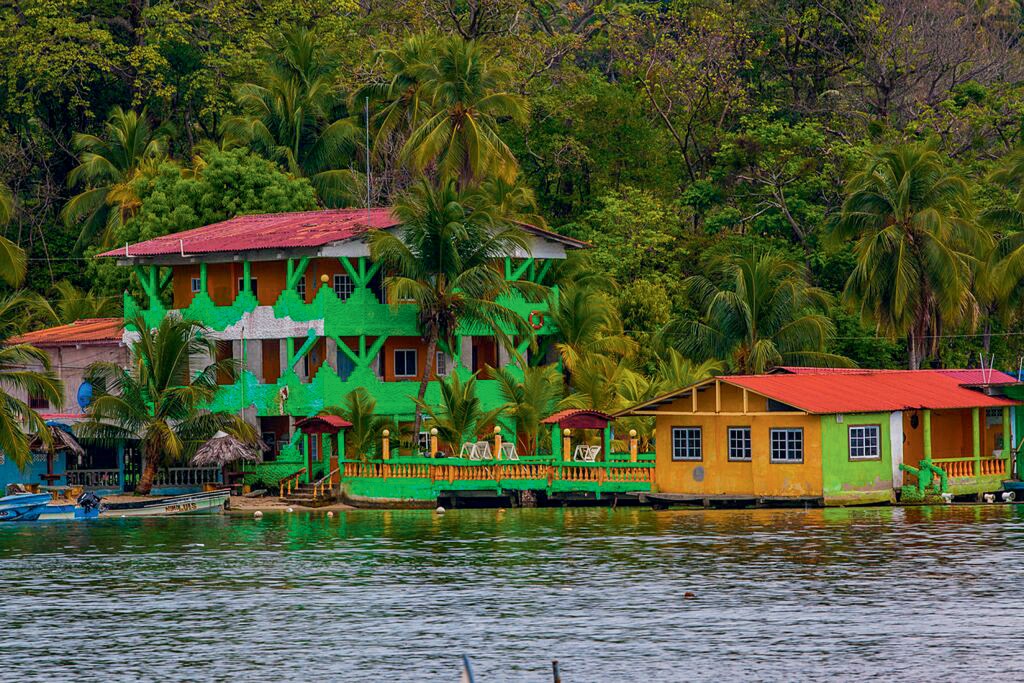 medium-Isla-Grande-Colo-#769n-province.jpg ILHA GRANDE, PANAMÁ - Colón, uma das províncias do Caribe panamenho, tem habitações de cores vibrantes, praias de águas cristalinas, cultura ancestral e uma gastronomia requintada. Os visitantes participam do cotidiano comezinho do lugar