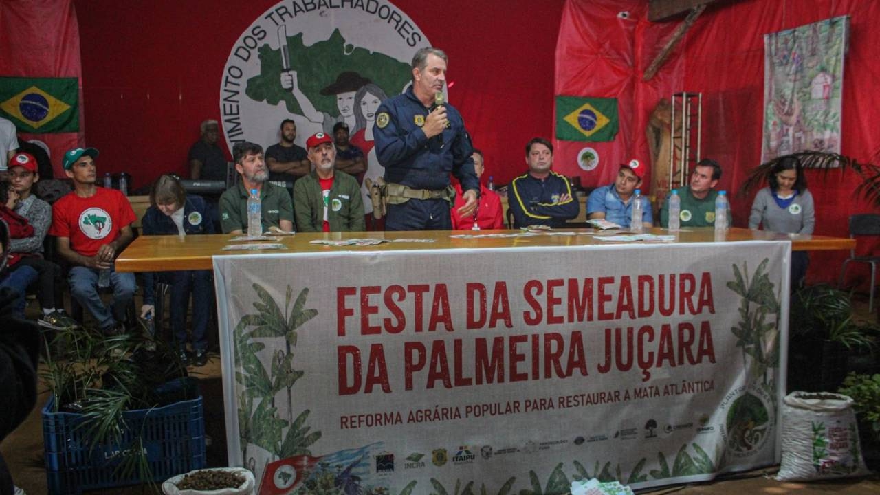 Agente da PRF discursa durante ação em conjunto com MST, Ibama e Incra