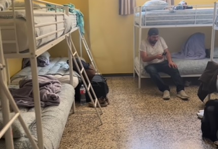 EXÍLIO - Apoiador de Bolsonaro, Oswaldo Eustáquio disse que passou por 8 países e se hospeda em albergues