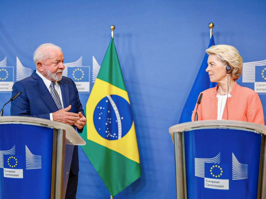 O presidente Luiz Inácio Lula da Silva (PT) conversa com a presidente da Comissão Europeia, Ursula von der Leyen, em visita a Bruxelas. 17/07/2023 -