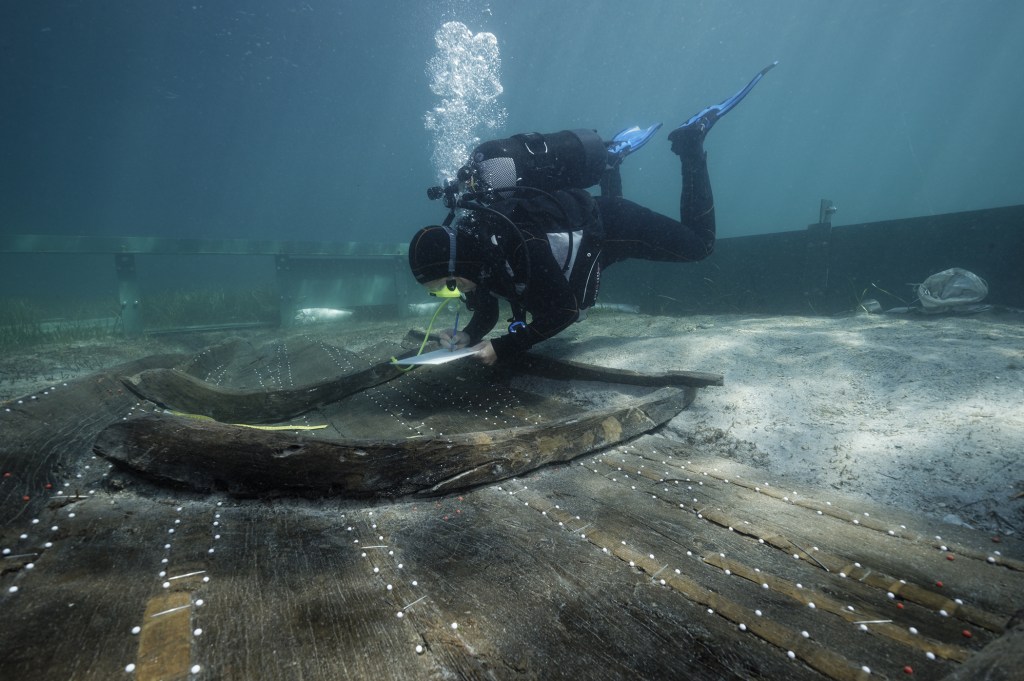 RECUPERAÇÃO - Zambratija: pesquisador analisa barco naufragado há 3 mil anos