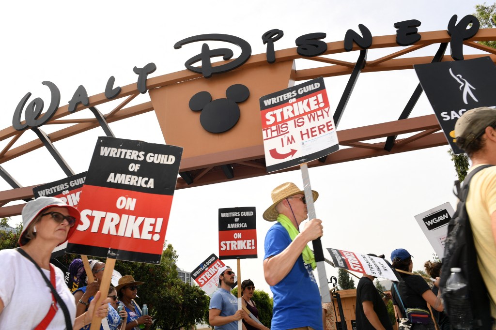 Membros do Writers Guild of America e do Screen Actors Guild protestam do lado de fora do Walt Disney Studios em Burbank, na Califórnia. 31/07/2023
