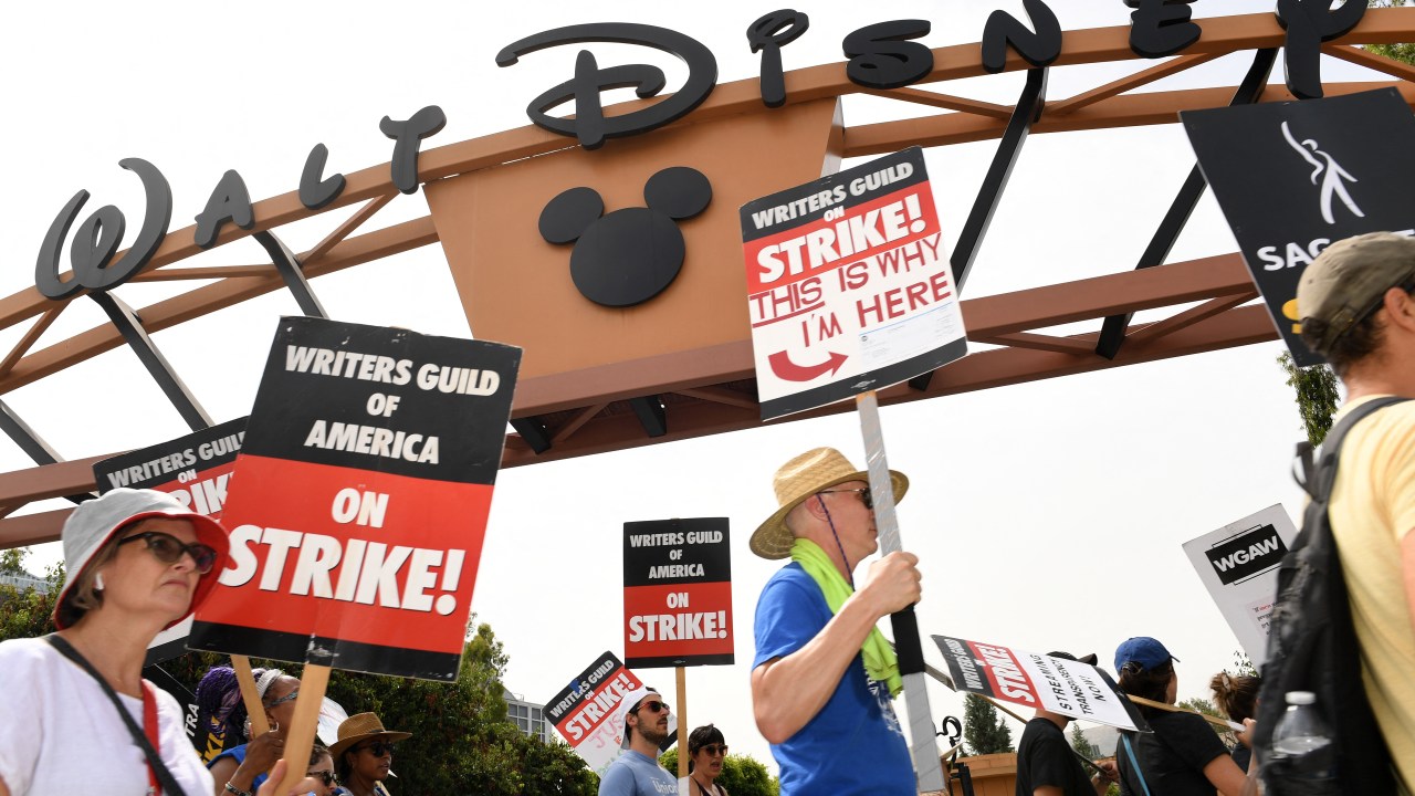 Membros do Writers Guild of America e do Screen Actors Guild protestam do lado de fora do Walt Disney Studios em Burbank, na Califórnia. 31/07/2023
