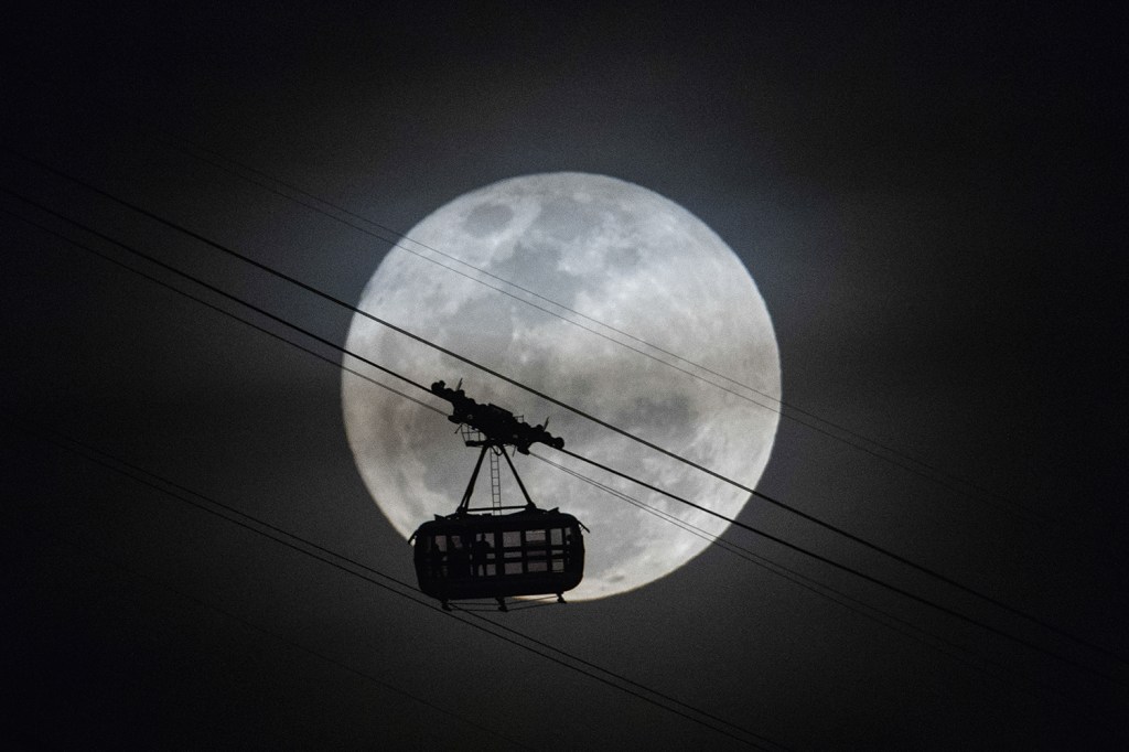 OLHA O QUE NÓS CRIAMOS - A Lua, vista do Rio de Janeiro: destino de trabalhos colecionados em todo o mundo