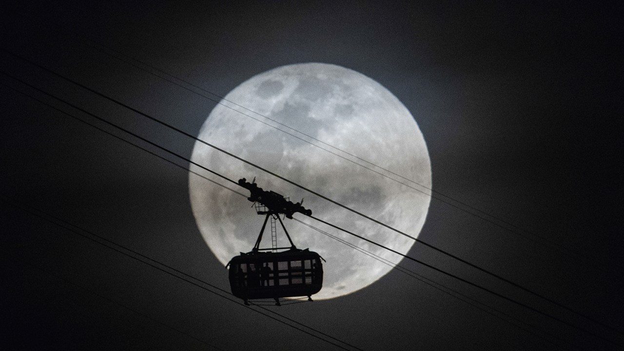 OLHA O QUE NÓS CRIAMOS - A Lua, vista do Rio de Janeiro: destino de trabalhos colecionados em todo o mundo