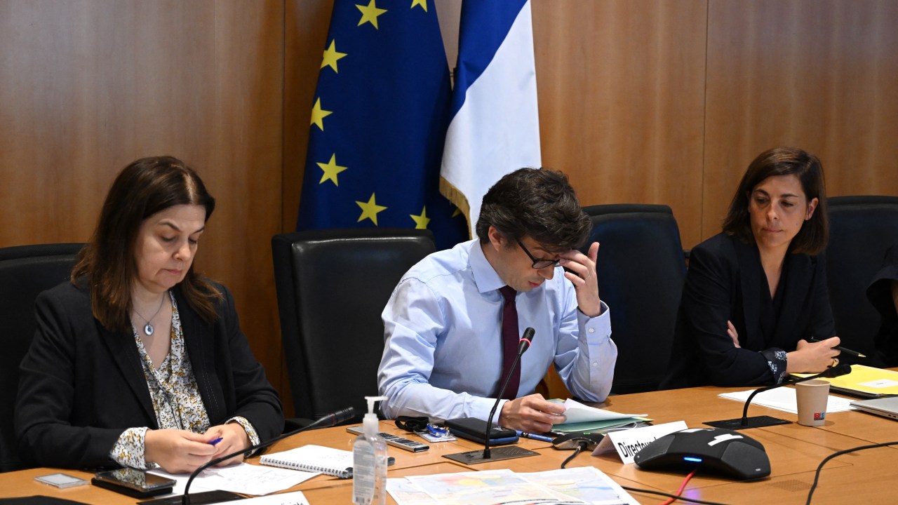 French Foreign and European Affairs Minister's cabinet director Luis Vassy (C), next to 'Centre de crise et de soutien' (CDCS) deputy director Fanny Demassieux (L) and French Foreign and European Affairs Minister's cabinet deputy director Celine Place (R), delivers a speech during a meeting on the ongoing situation in Niger following the coup, at the French Foreign and European Affairs Ministry in Paris on August 1, 2023. France prepared to evacuate its citizens from Niger on August 1, 2023, as tensions escalated following last week's coup that toppled one of the last remaining pro-Western leaders in Africa's impoverished and jihadist-plagued Sahel region. (Photo by STEFANO RELLANDINI / AFP)