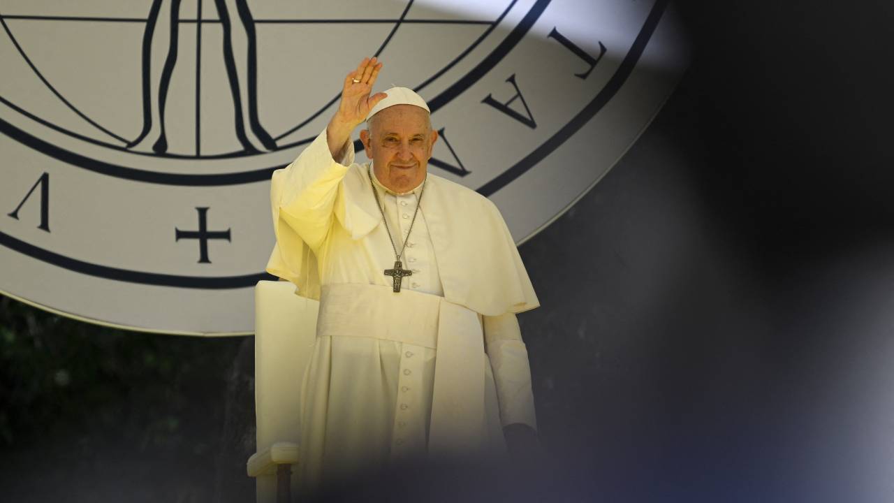 Pope Francis waves as he holds a meeting with students at the Catholic University of Portugal (UCP) in Lisbon, during his five-day visit to attend the World Youth Day (WYD) gathering of young Catholics, on August 3, 2023. Portugal is expecting about a million pilgrims from around the world, according to organisers, to attend the World Youth Day gathering of young Catholics from August 1 to 6. Originally scheduled for August 2022, the event was postponed because of the Covid-19 pandemic. (Photo by Patricia DE MELO MOREIRA / AFP)