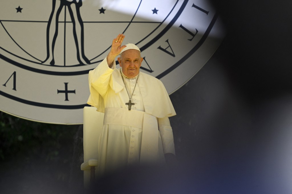 Pope Francis waves as he holds a meeting with students at the Catholic University of Portugal (UCP) in Lisbon, during his five-day visit to attend the World Youth Day (WYD) gathering of young Catholics, on August 3, 2023. Portugal is expecting about a million pilgrims from around the world, according to organisers, to attend the World Youth Day gathering of young Catholics from August 1 to 6. Originally scheduled for August 2022, the event was postponed because of the Covid-19 pandemic. (Photo by Patricia DE MELO MOREIRA / AFP)