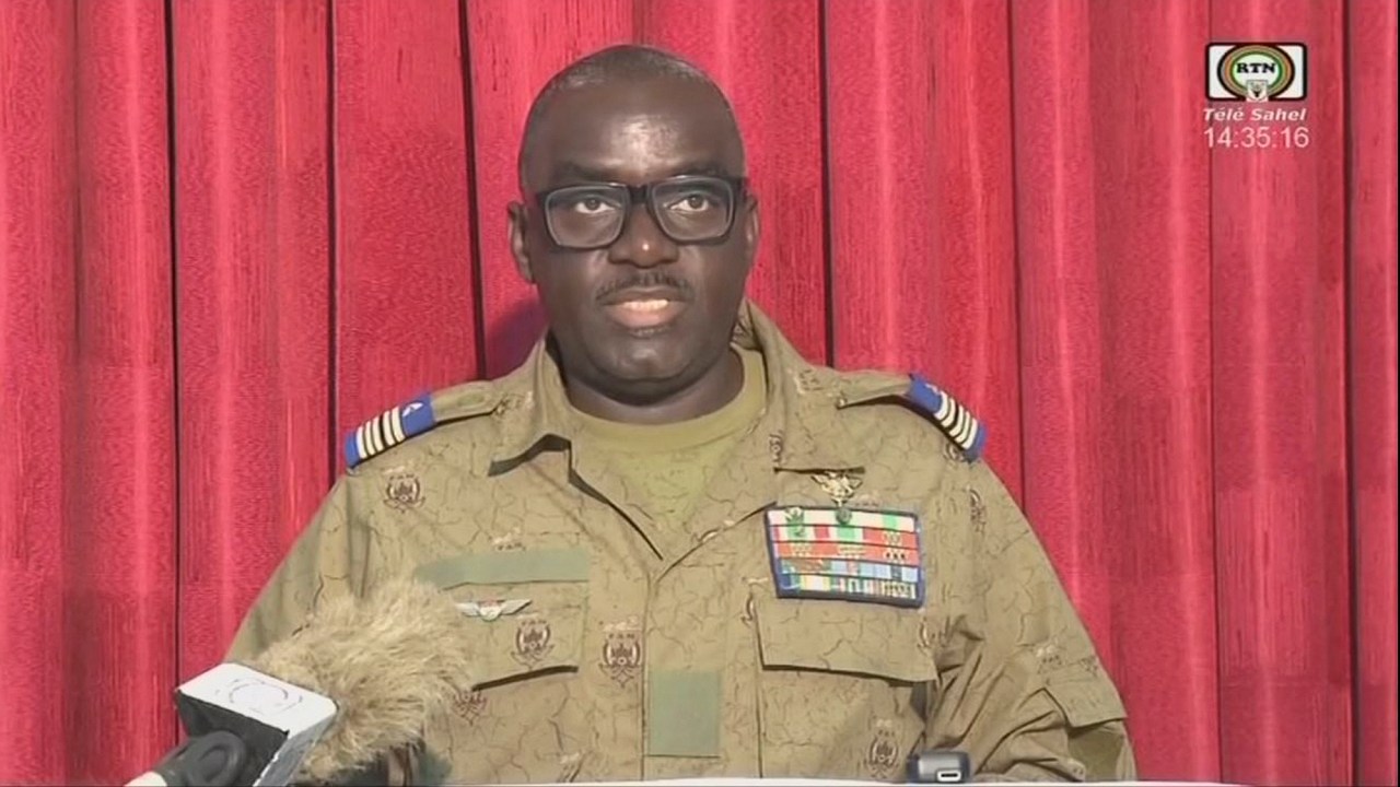 O Coronel Major Amadou Abdramane, membro do Conselho Nacional de Salvaguarda da Pátria (CNSP), durante declaração na televisão nacional, no Níger. 09/08/2023