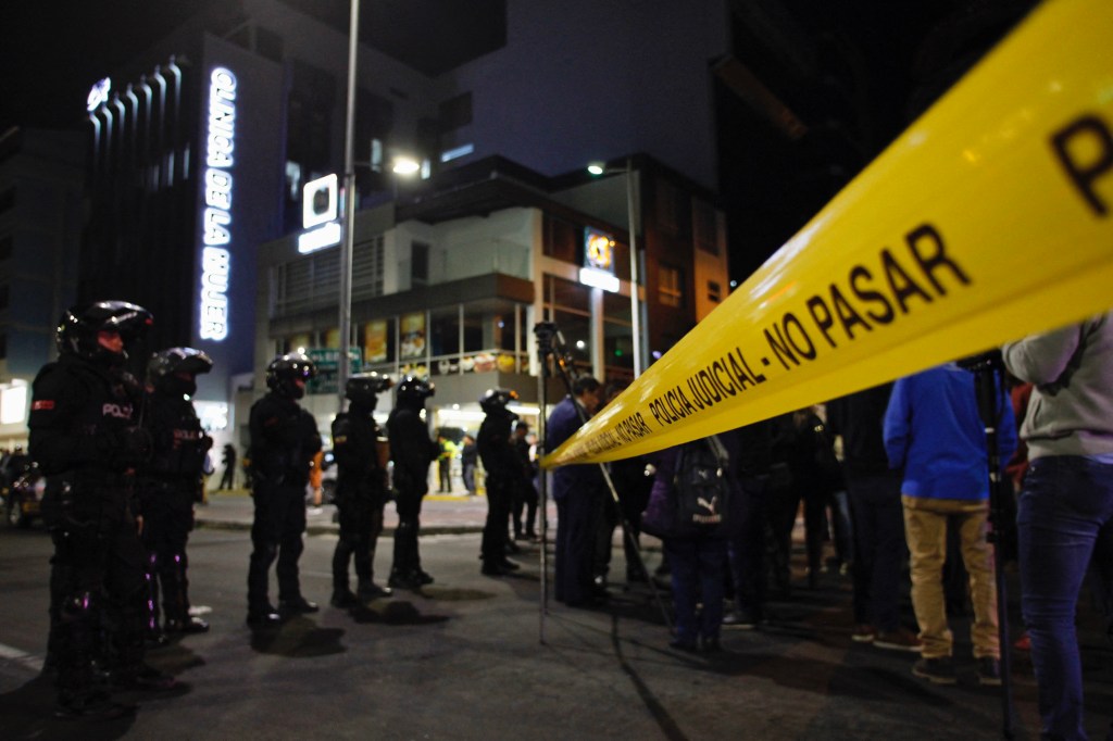 Policiais isolam área de hospital aonde o candidato à Presidência do Equador Fernando Villavicencio foi levado após ser alvejado. Ele morreu no local