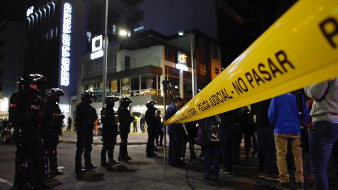 Policiais isolam área de hospital aonde o candidato à Presidência do Equador Fernando Villavicencio foi levado após ser alvejado. Ele morreu no local