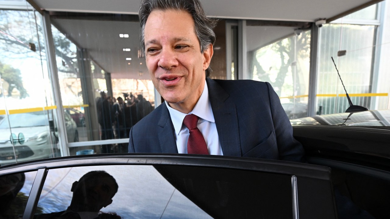 Brazilian Finance Minister Fernando Haddad gets into a car as he leaves the ministry in Brasilia on August 15, 2023. (Photo by EVARISTO SA / AFP)