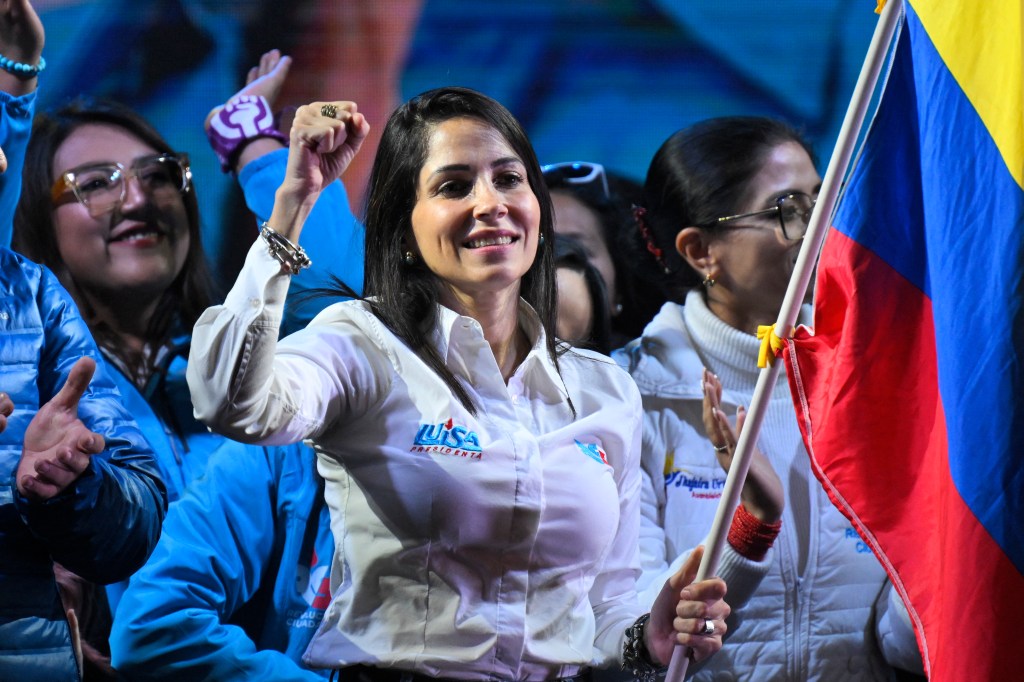 A candidata presidencial equatoriana pelo partido Movimiento Revolucion Ciudadana, Luisa Gonzalez, durante o encerramento de sua campanha, em Quito. 16/08/2023