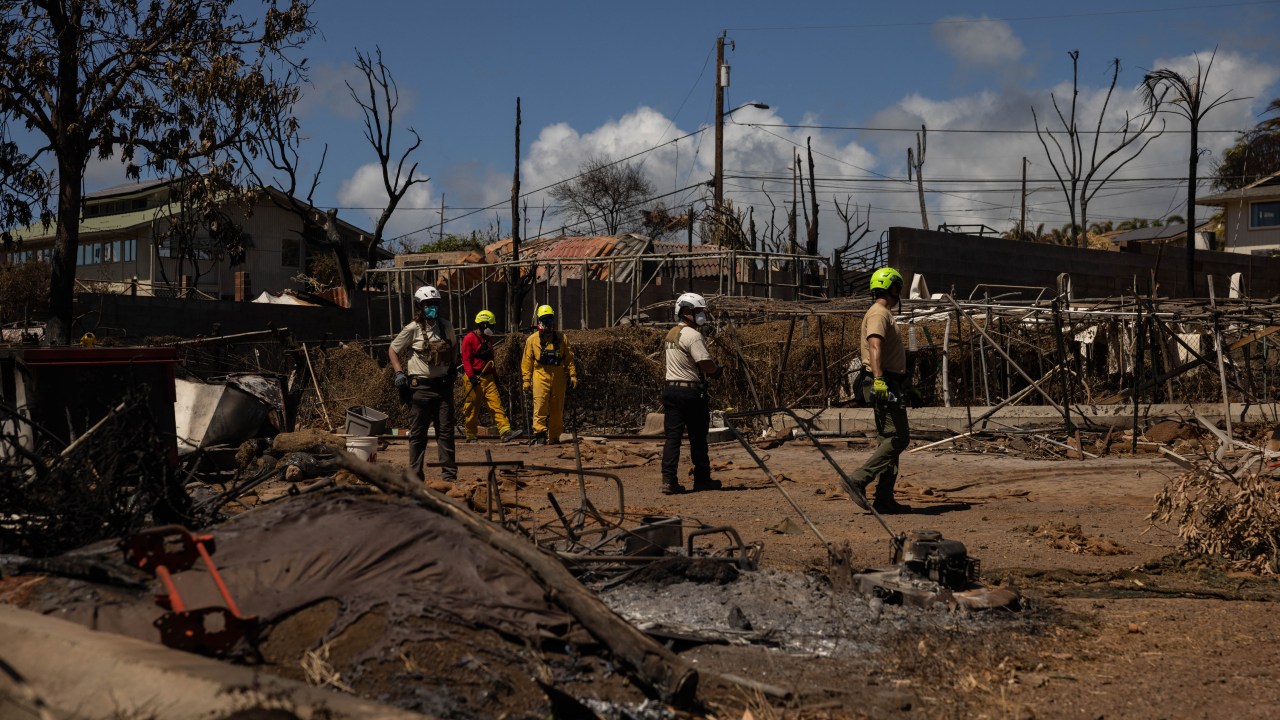 Membros da equipe de busca e recuperação verificam edifícios e carros carbonizados após os incêndios florestais de Maui em Lahaina, no Havaí. 18/08/2023