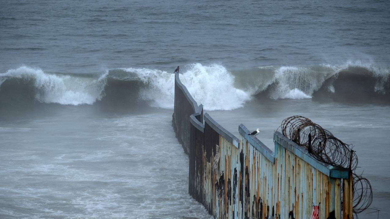Tempestade tropical Hilary causa estragos no México: há relatos de inundações e uma pessoa morta na península de Baja Califórnia