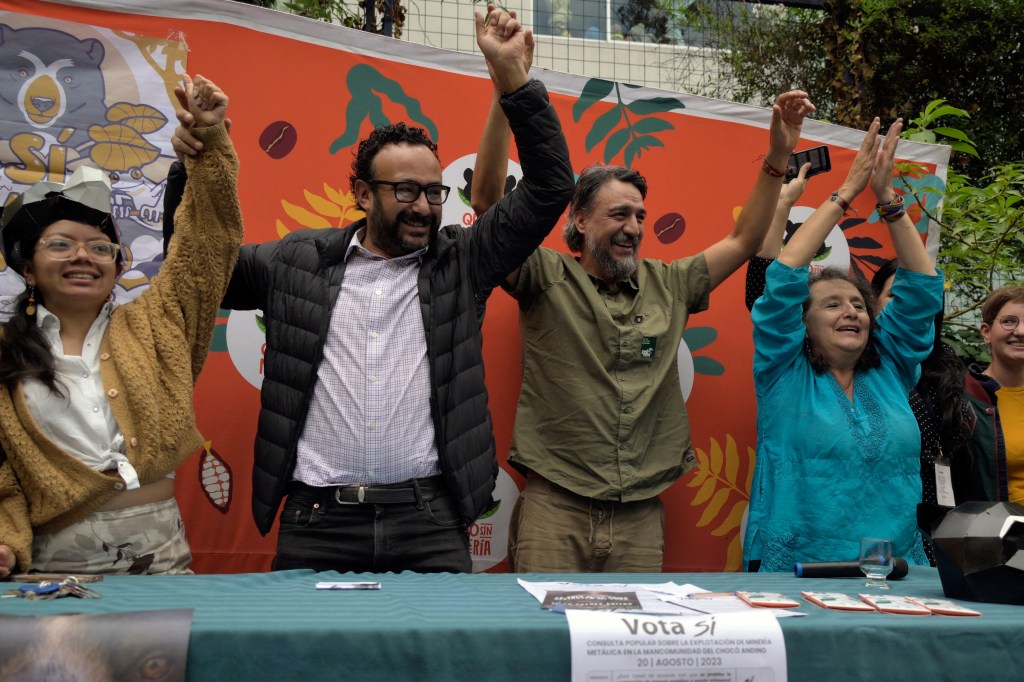 Integrantes do coletivo "Quito Sem Mineração" comemoram suspensão da extração de petróleo no Parque Nacional Yasuní. 21/08/2023