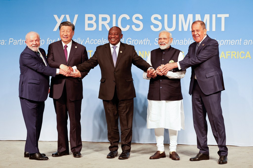 (Da esquerda para a direita) Os presidentes do Brasil, Luiz Inácio Lula da Silva; da China, Xi Jinping; da África do Sul, Cyril Ramaphosa; o primeiro-ministro da Índia, Narendra Modi, e o ministro das Relações Exteriores da Rússia, Sergei Lavrov, durante a Cúpula do Brics, em Joanesburgo. 23/08/2023