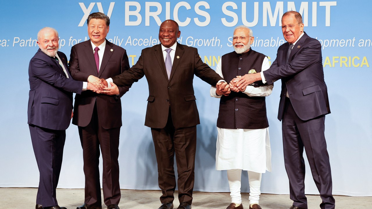 (Da esquerda para a direita) Os presidentes do Brasil, Luiz Inácio Lula da Silva; da China, Xi Jinping; da África do Sul, Cyril Ramaphosa; o primeiro-ministro da Índia, Narendra Modi, e o ministro das Relações Exteriores da Rússia, Sergei Lavrov, durante a Cúpula do Brics, em Joanesburgo. 23/08/2023