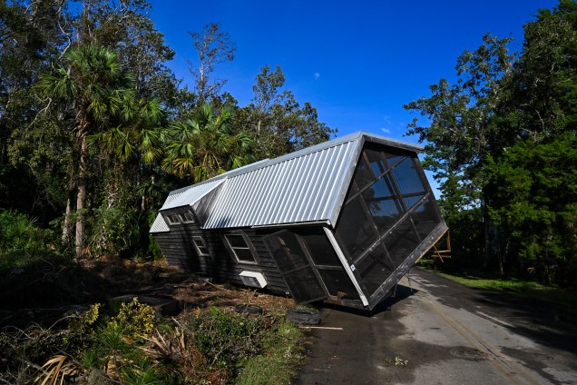 Casa móvel foi danificada e deslocada para o meio de uma estrada em Steinhatchee, na Flórida,, depois que o furacão Idalia atingiu a costa. 31/08/2023 -