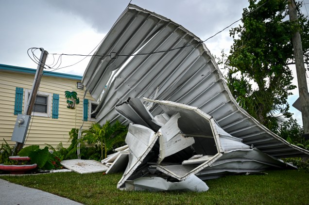 Pedaços de cerca foram derrubados pelo vento em um quintal na comunidade de Signal Cove em Hudson, Flórida. 30/08/2023 -