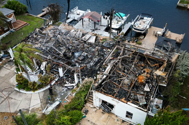 Casas viraram apenas escombros queimados após a explosão de um transformador de energia na comunidade de Signal Cove em Hudson, Flórida, depois que o furacão Idalia atingiu a costa. 30/08/2023 -