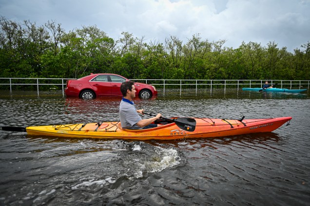 Moradores usam caiaques para se locomover em vias inundadas em Tampa, Flórida, após a passagem do furacão Idalia. 31/08/2023 -