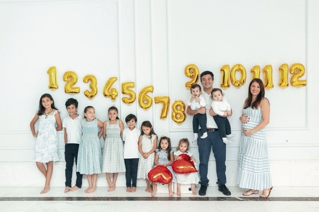 PROLE DIVERSA - Mariana Arasaki, 38 anos, ao lado do marido, Carlos, e dos dez filhos: em setembro chegam mais dois