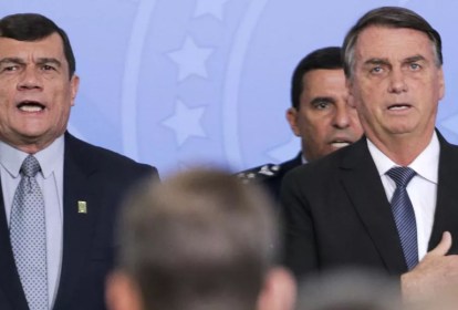 O ex-ministro da Defesa, ex-ministro do Exército, general Paulo Sérgio Nogueira e o ex-presidente da República, Jair Bolsonaro