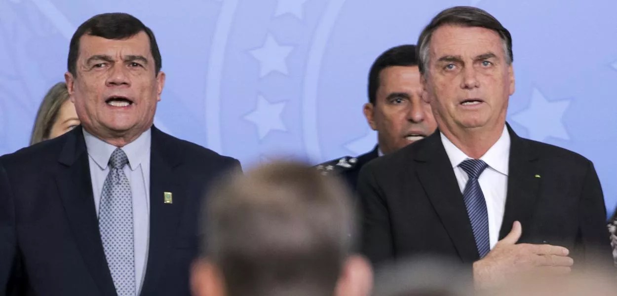 O ex-ministro da Defesa, ex-ministro do Exército, general Paulo Sérgio Nogueira e o ex-presidente da República, Jair Bolsonaro