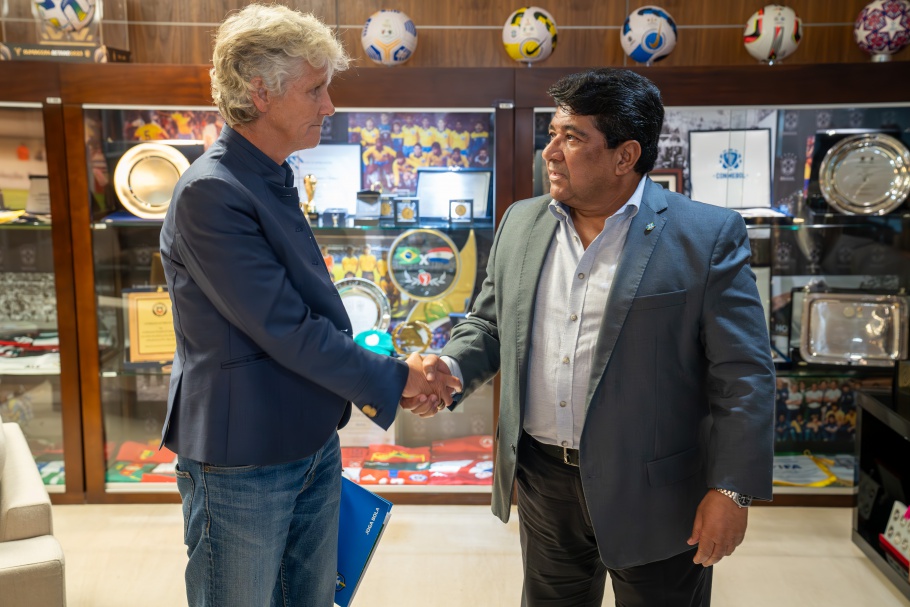 A técnica Pia Sundhage e o presidente da CBF, Ednaldo Rodrigues -