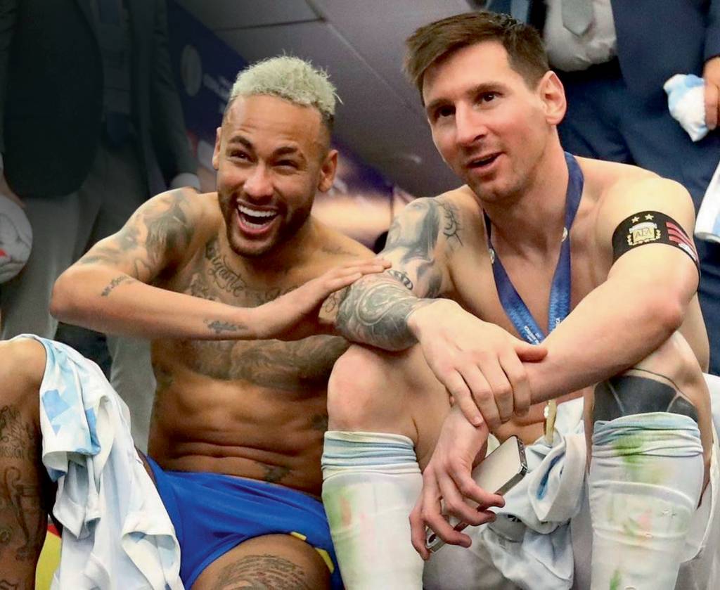 Neymar e Messi juntos após a final da Copa América de 2021, no Maracanã SORRISOS - O abraço depois da derrota do Brasil para a Argentina na Copa América: amigos